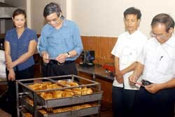 Ha Noi Food Hygiene and Safety Department inspectors check moon cakes at the Gia Tien Company in Gia Lam District. (Photo:VNA) Ha Noi Food Hygiene and Safety Department inspectors check moon cakes at the Gia Tien Company in Gia Lam District. (Photo:VNA)